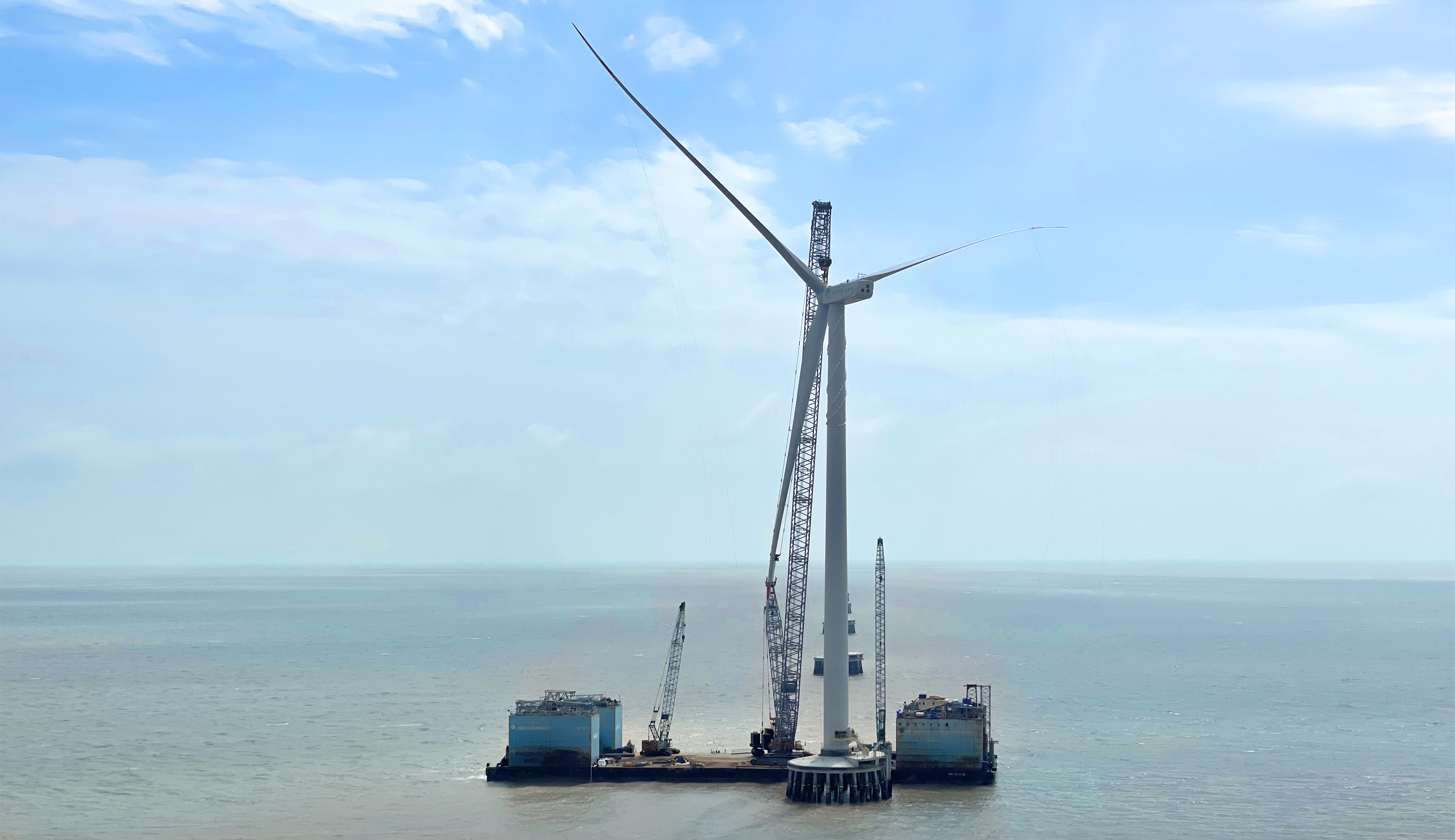 【吹响攻坚冲锋号】7790必发集团股份首个&ldquo;双海&rdquo;项目顺利实现首台机组吊装！